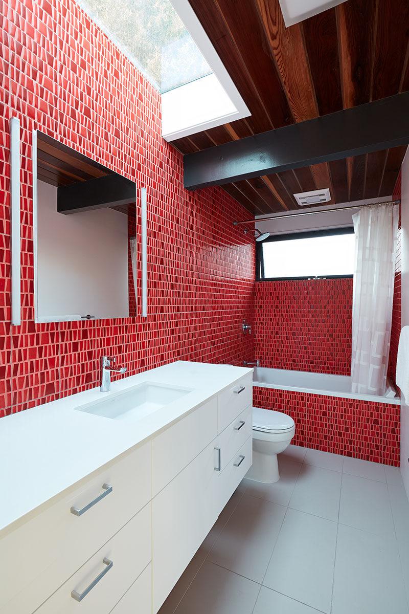  В современной ванной комнате ярко-красная плитка покрывает стены и контрастирует с этим белым туалетным столиком. Световой люк над туалетным столиком помогает сохранить свет в комнате. # Ванная # КраснаяВанная # ЖирнаяВанная 