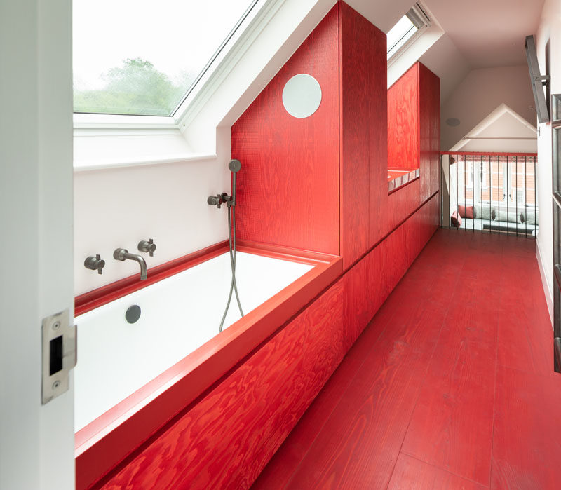 Идеи для ванных комнат - Эта современная и ярко-красная ванная комната оснащена интегрированной рамой и раковиной из красного кориана, которые дополняют смелую эстетику цветовых блоков. # КраснаяВанная # ВаннаяИдеи # СовременнаяВанная