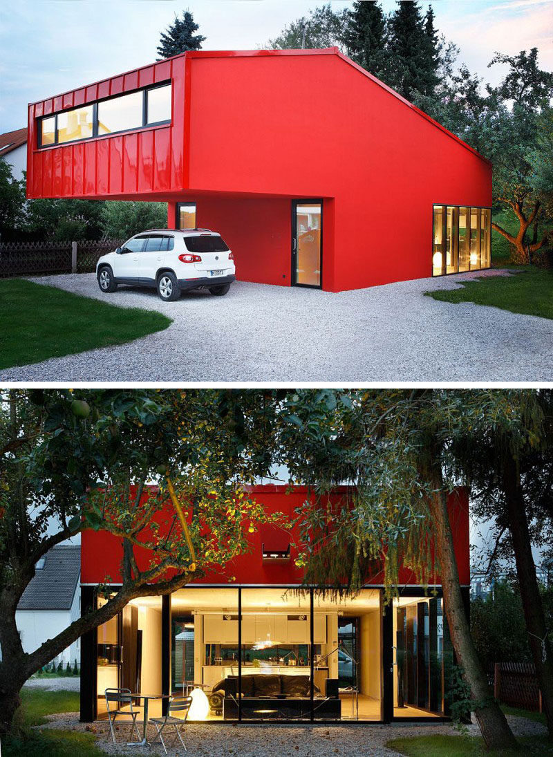 11 красных домов и зданий, которые не боятся заявить о себе // Смесь матового и блестящего красного составляет внешний вид этого современного углового дома 