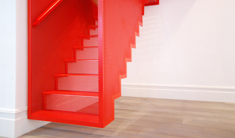 Висячая красная лестница от Michaelis Boyd Associates