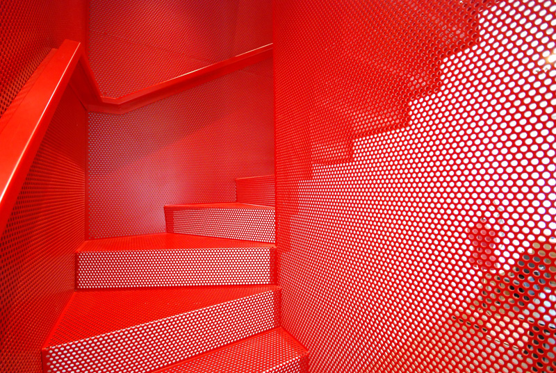 Висячая красная лестница от Michaelis Boyd Associates
