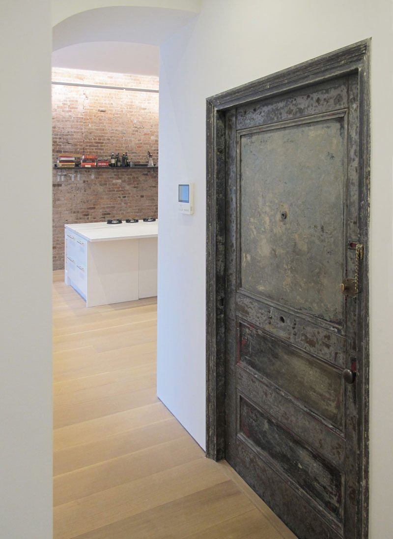 Старая металлическая дверь, ведущая на лестницу, была очищена и использована повторно, что дает нам представление о прошлом. #MetalDoor #DoorIdeas
