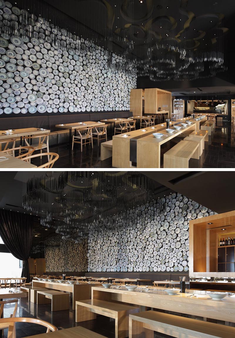 Вся стена в этом современном ресторане была покрыта традиционными мисками для лапши, чтобы создать эффектную акцентную стену.