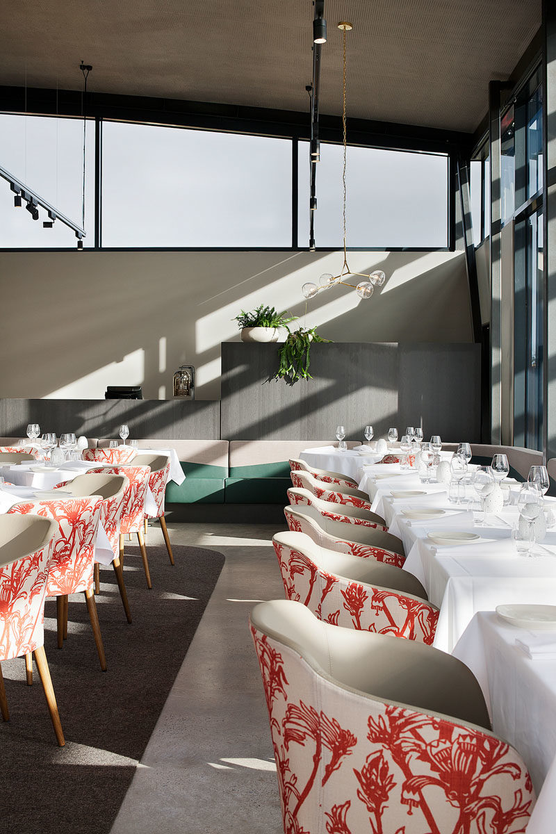 Идеи ресторана - мягкие стулья украшены красными растительными мотивами, добавляя яркости столовой. #RestaurantIdeas #RestaurantDesign #RestaurantSeating