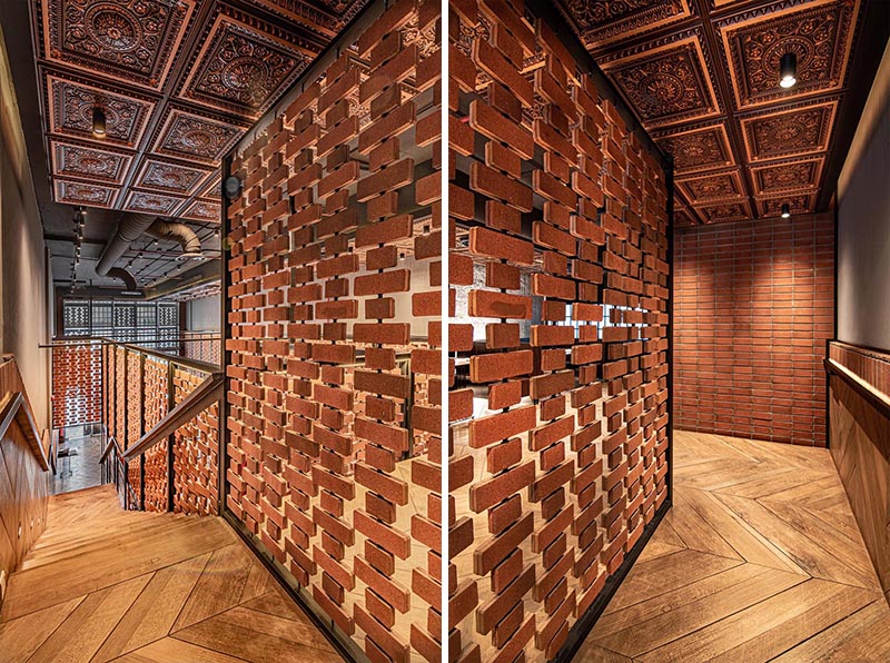 Открытые кирпичные стены огибают различные зоны этого ресторана, например, над кухней и вдоль лестницы. Они обеспечивают визуальный интерес и ощущение уединения на верхнем уровне интерьера, не загораживая свет. #RestaurantDesign #BrickWalls #ScreenIdea #BrickScreen