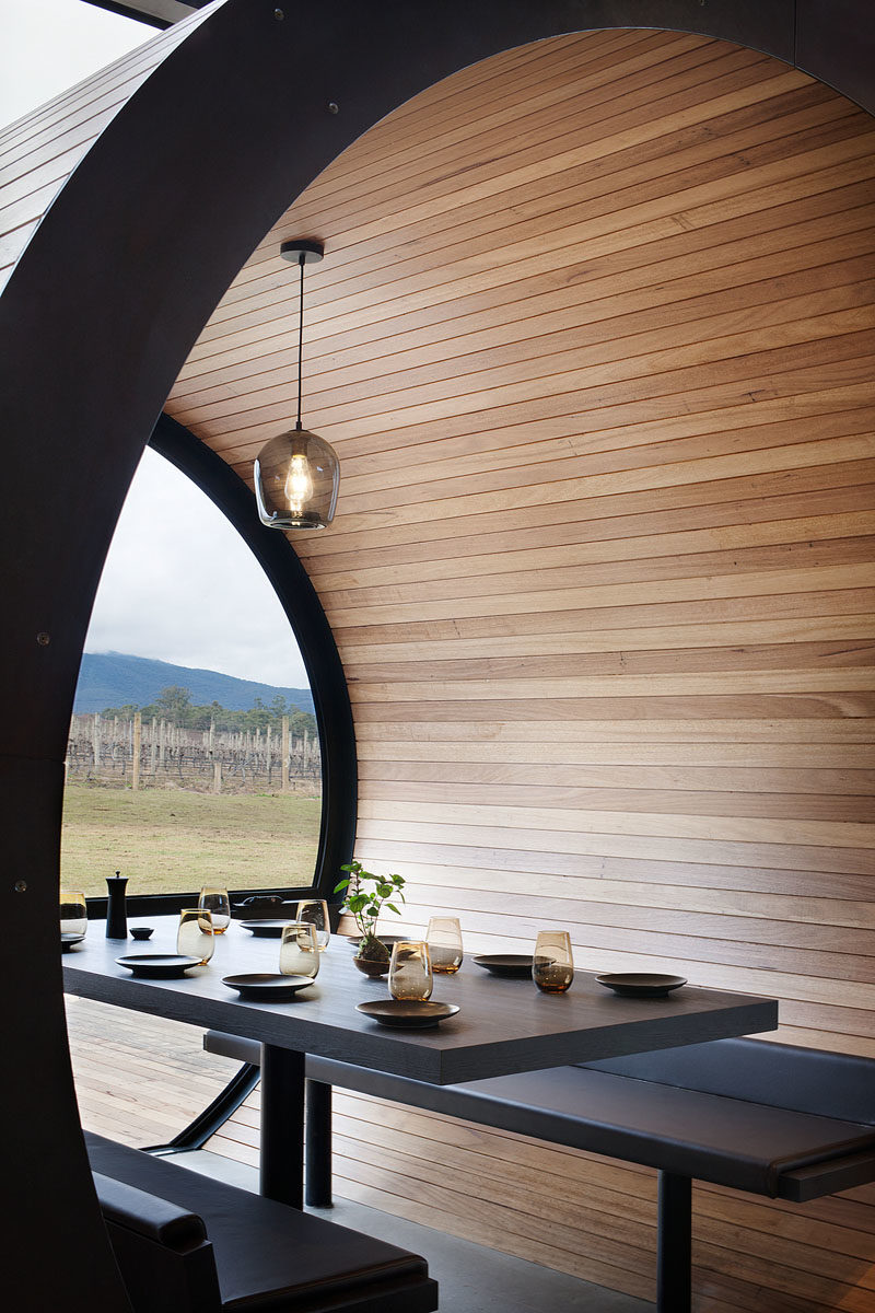 Идеи дизайна ресторана - кабины-бочки с деревянной обшивкой расположены вдоль одной из стен окон в этом ресторане, создавая полу-частный обеденный опыт и ссылаясь на винные бочки, используемые на винодельне. #RestaurantIdeas #RestaurantDesign # Винодельня # Кресла # Будки