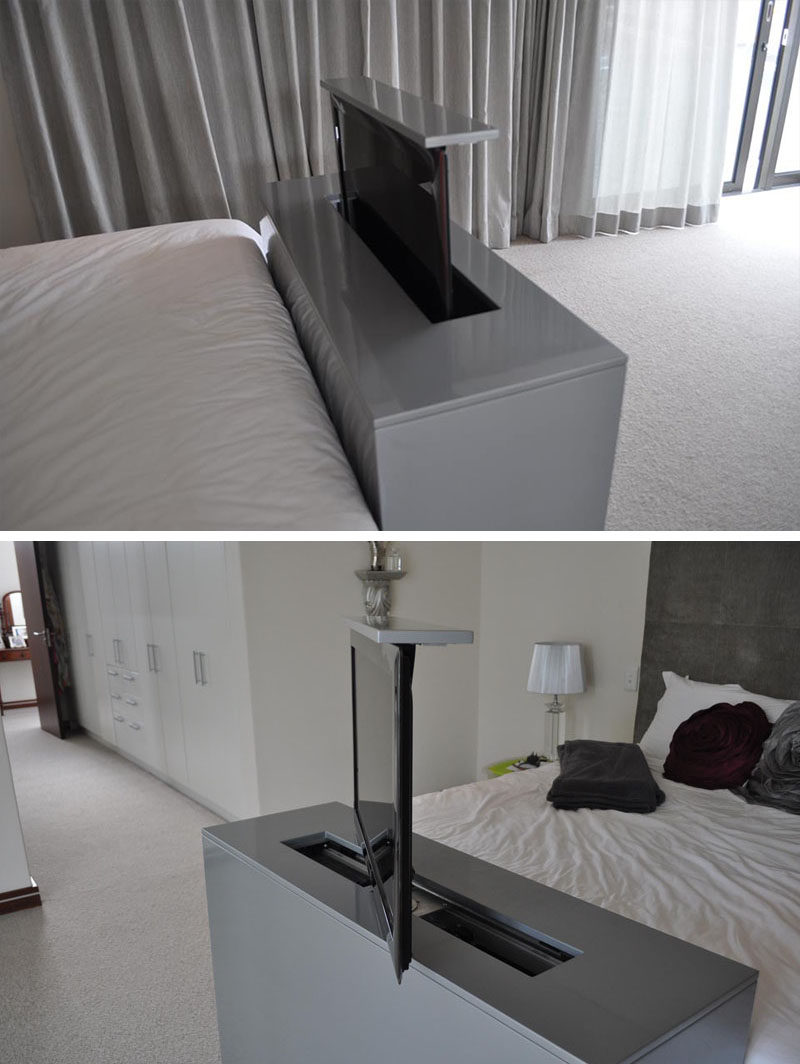 Телевизор, встроенный в изножье этой кровати, поднимается и поворачивается, чтобы можно было смотреть с кровати, а также смотреть под любым другим углом в спальне.