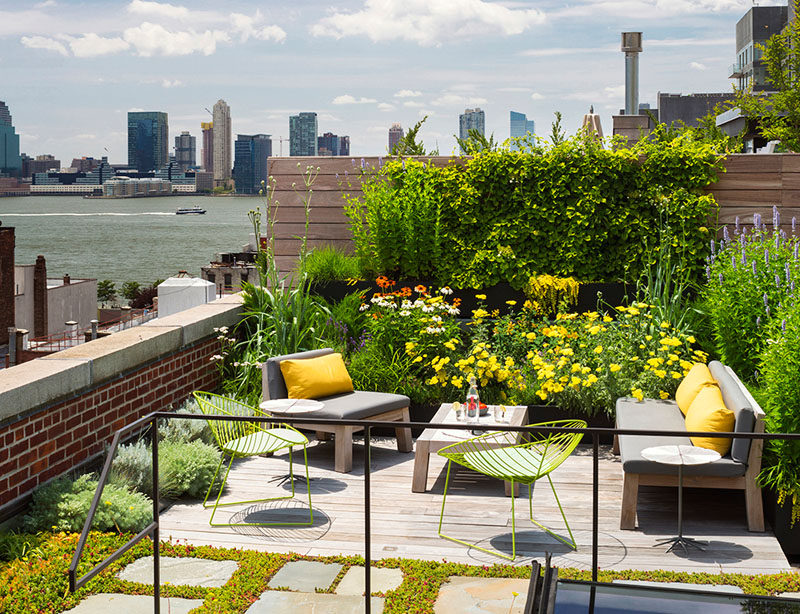 На крыше этого нью-йоркского склада, переоборудованного в резиденцию, есть пышный сад с цветами и уютная зона отдыха, где можно укрыться от городской суеты.
