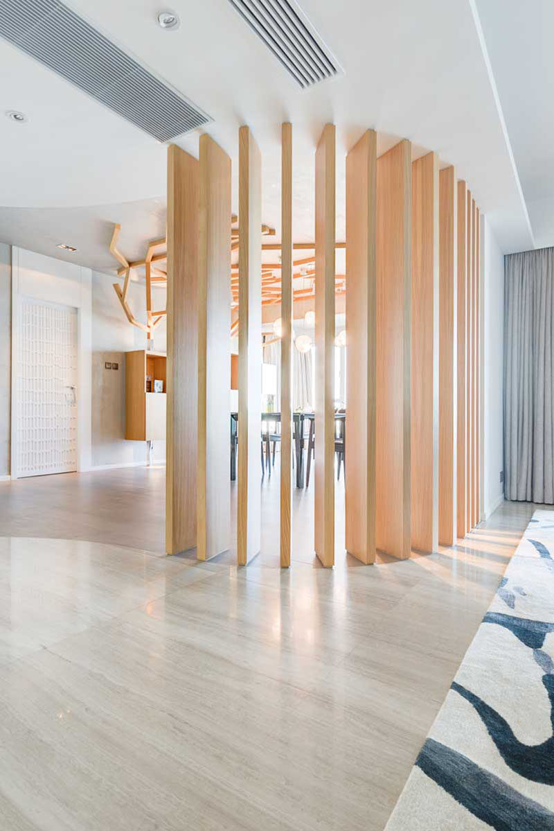 15 креативных идей для перегородок // В этой современной квартире много элементов природы, включая деревянную перегородку между столовой и гостиной. #ModernRoomDivider #RoomDivider #InteriorDesign # Interiors