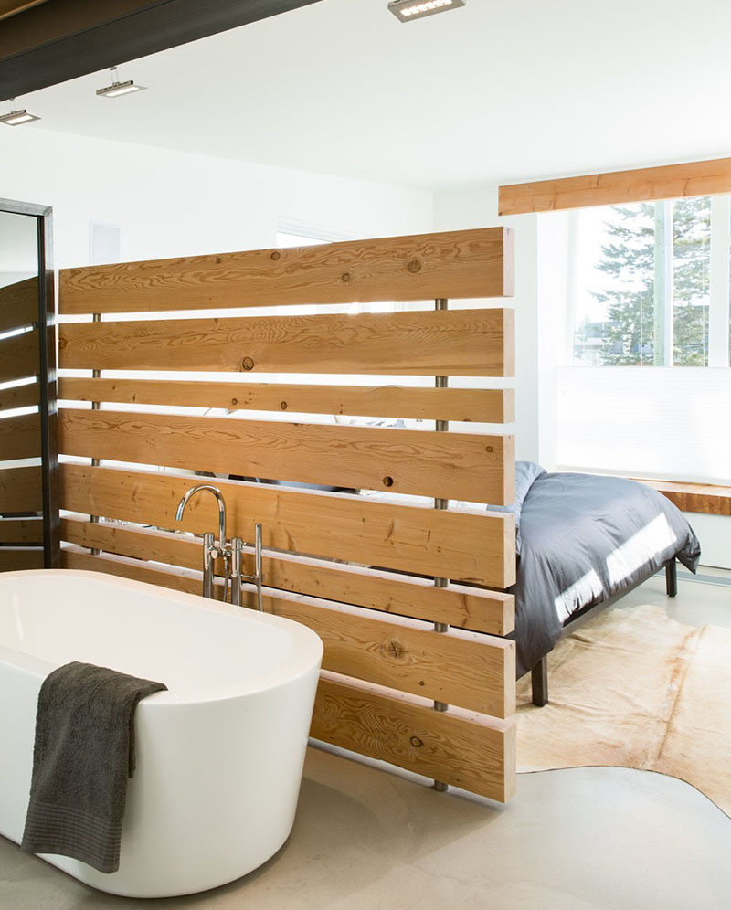 15 креативных идей для перегородок // Деревянная стенка отделяет ванну от кровати в одном из самых зеленых домов Канады. #ModernRoomDivider #RoomDivider #InteriorDesign # Interiors