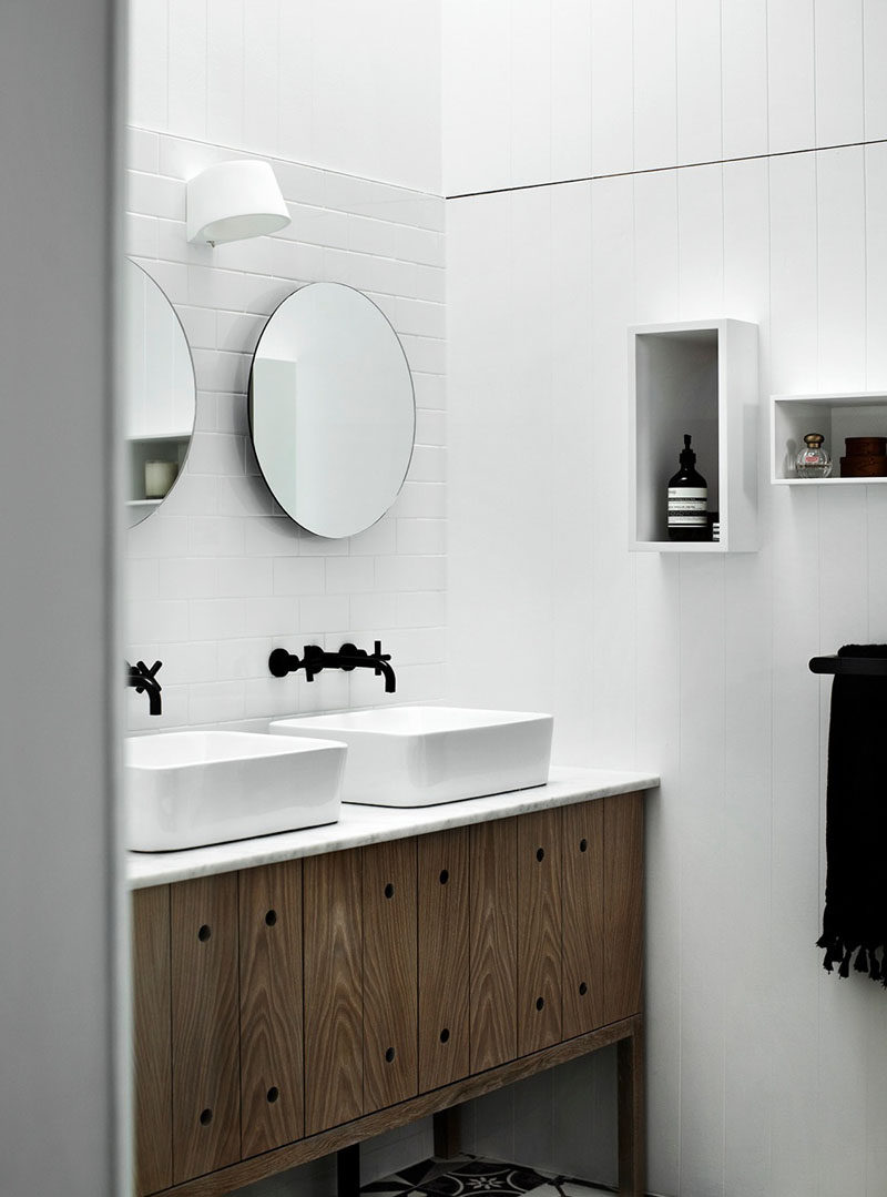 5 идей зеркал для ванной комнаты для двойного умывальника // Два круглых зеркала - это простой способ сделать вашу ванную комнату немного более уникальной и могут разбить ванную комнату с преобладанием жестких, сплошных линий.
