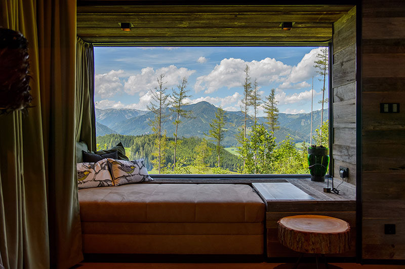  В этом современном горном шале в загородном стиле есть встроенное сиденье у окна с панорамным окном, которое идеально обрамляет вид. #WindowSeat #PictureWindow #Window 