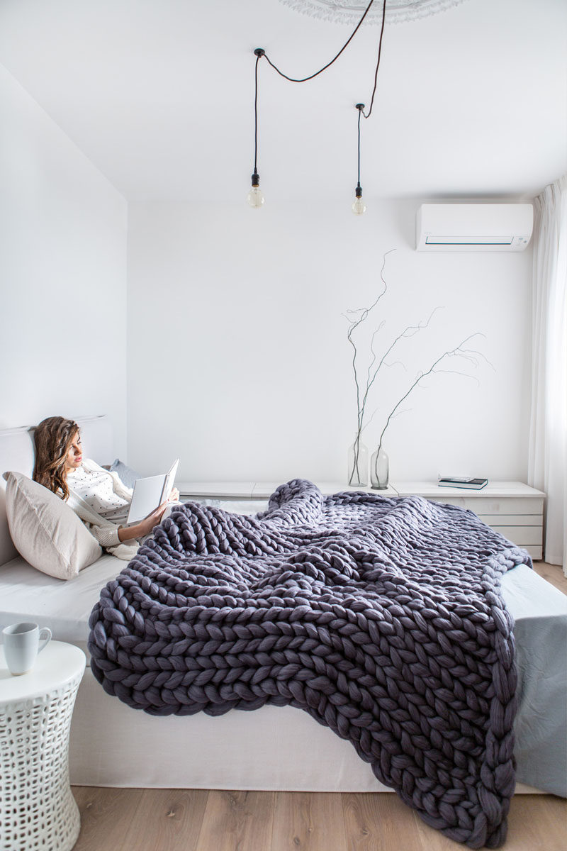 10 ключевых особенностей скандинавского дизайна интерьера // Уютный текстиль. В скандинавском дизайне не может быть тонны одеял или подушек для украшения, но те, которые есть в комплекте, обязательно станут функциональным и уютным источником тепла, а также стильный способ добавить текстуру, когда она не используется. #ScandinavianInterior #InteriorDesign #HomeDecor #KidsToys #ModernToys