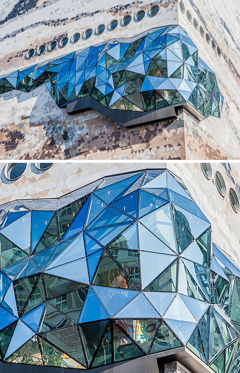 Универмаг Galleria имеет фактурный мозаичный фасад из камня с многогранными акцентами из стекла, вдохновленными природой соседнего парка. # Отделение магазина # Архитектура # Окна # Фасад # ЗданиеФасад