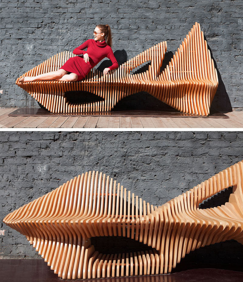 Олег Сороко спроектировал скульптурную деревянную скамейку органичной формы «Скамья« Сокол », вдохновленную одноименной птицей.