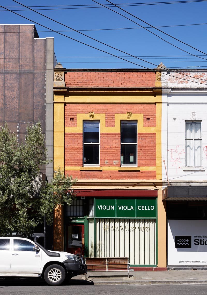 Tsai Design завершили ремонт обветшалой кухни, гостиной и спальни, которые расположены над специализированным магазином по продаже и ремонту скрипок их клиента в Мельбурне, Австралия. #BrickFacade