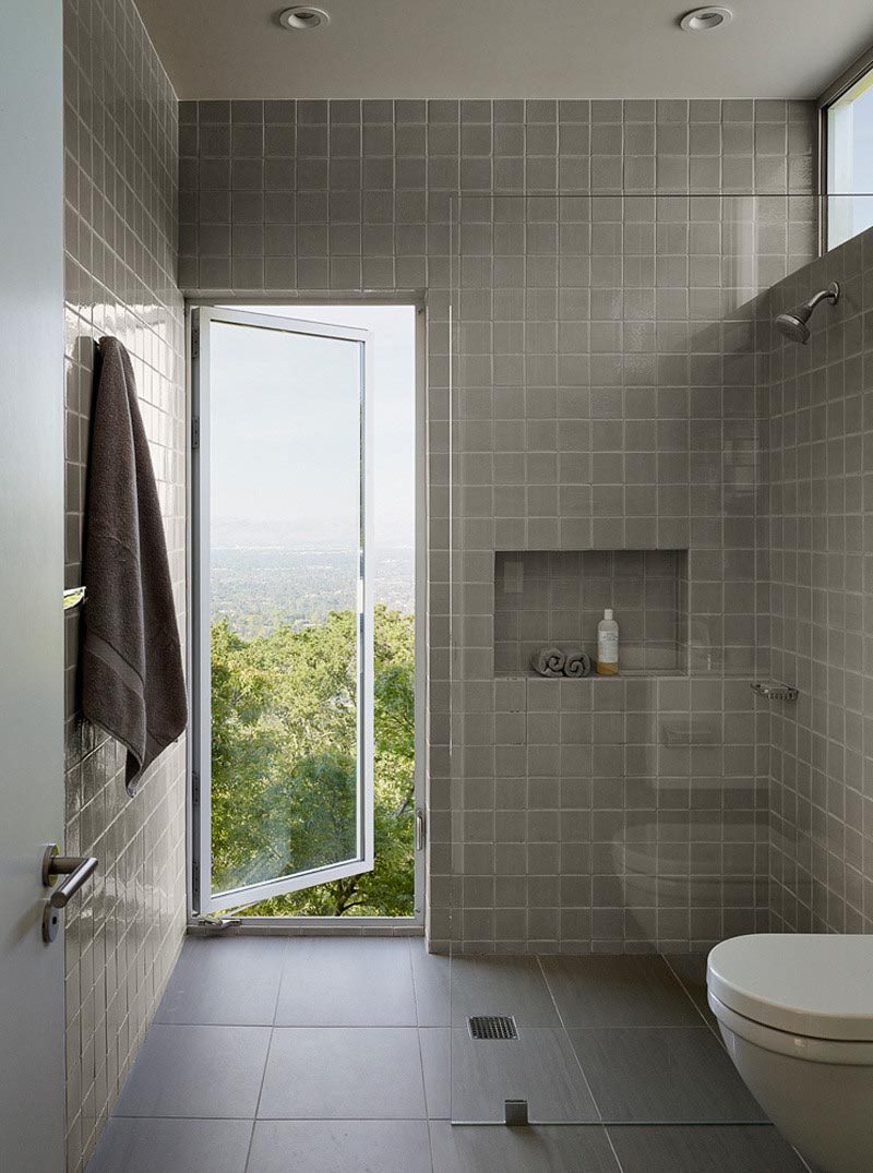 В этой современной ванной комнате есть горизонтальная душевая ниша для хранения вещей. #ModernBathroom #ShowerNiche #ShowerNicheIdeas #BathroomStorage