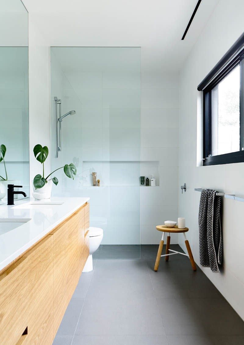 В этой современной ванной комнате есть горизонтальная душевая ниша для хранения вещей. #ModernBathroom #ShowerNiche #ShowerNicheIdeas #BathroomStorage