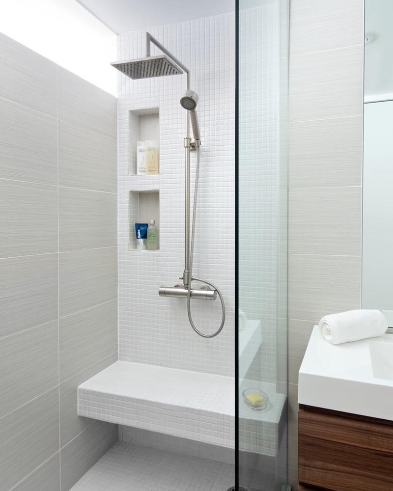 В этой современной ванной комнате есть две душевые ниши, чтобы люди, находящиеся на разной высоте, могли легко получить к ним доступ. #ShowerNicheIdeas #ModernShowerNiches #ShowerNiche #MultipleShowerNiches