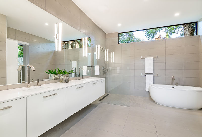 В этой ванной комнате сохранены нейтральные цвета, что придает дому ощущение легкости и простора.