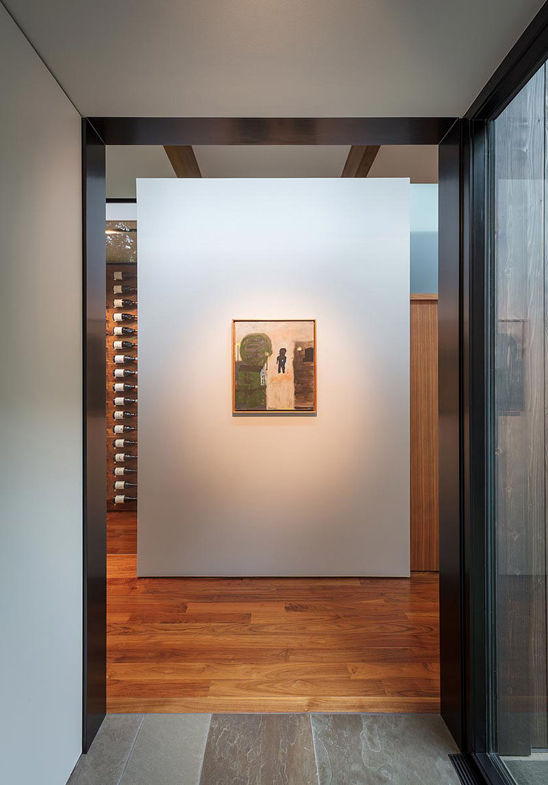  В конце коридора в этом современном доме выделено одно произведение искусства. # Дизайн интерьера 