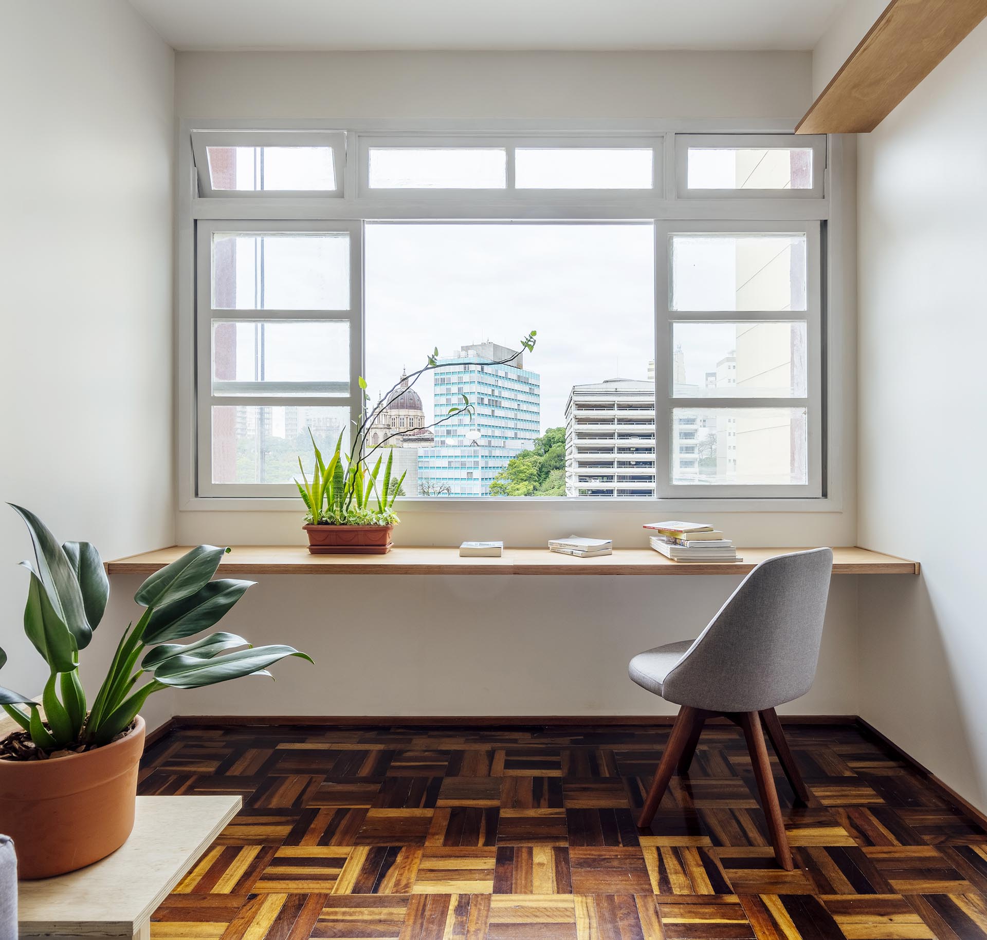 Простой домашний офис был создан с использованием деревянной столешницы.