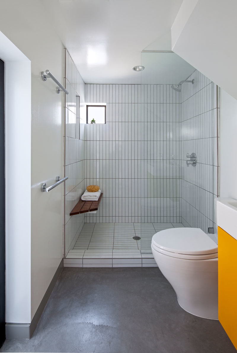 Идеи для ванных комнат - В этой современной ванной комнате душевая кабина выложена вертикально выложенной плиткой, что помогает создать ощущение высоты в небольшом пространстве. #BathroomIdeas # ModernBathroom #BathroomDesign