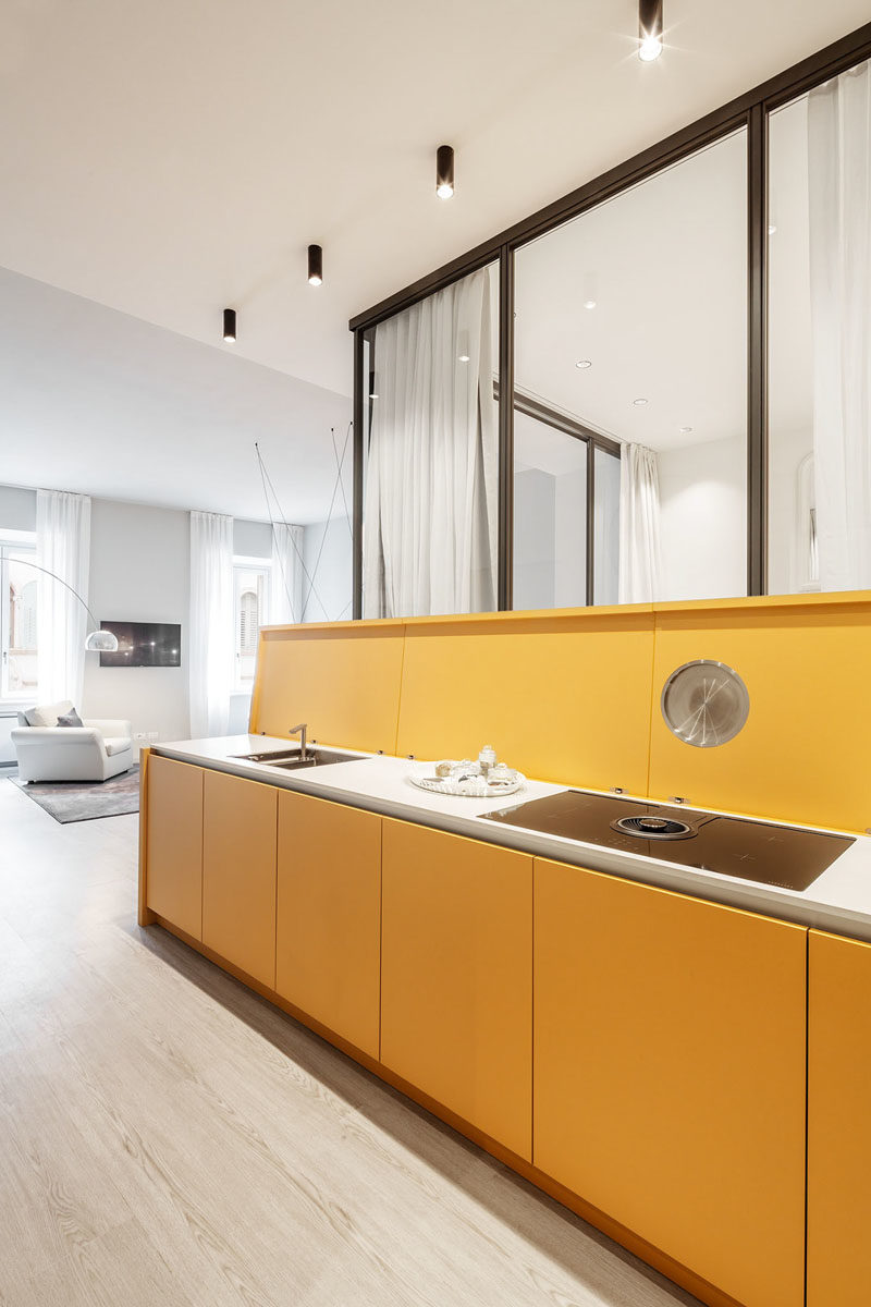 Идеи для небольших квартир - при входе в эту небольшую квартиру есть длинный желтый буфет, который встречает посетителей, однако верхнюю часть буфета можно приподнять, чтобы открыть кухонный стол с раковиной и варочной панелью, а также `` крышкой ''. как фартук. # МаленькаяКвартира # МаленькаяКвартираИдеи # СкрытаяКухня #KitchenIdeas