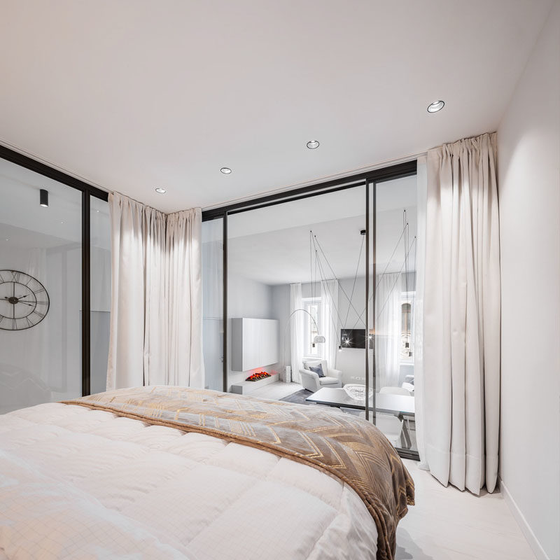Идеи маленькой квартиры - В этой современной маленькой квартире есть приподнятая застекленная спальня, которая может наслаждаться естественным светом, проникающим из окон в гостиной. #SmallApartmentIdeas #SmallApartment # GlassEnclosedBedroom #GlassWalls