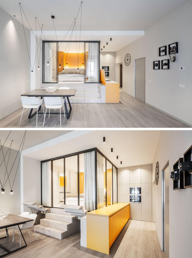 Идеи небольших квартир - в этой небольшой квартире есть застекленная спальня, которая приподнята над остальной частью квартиры, используя высоту потолка и создавая дополнительное пространство для хранения, к которому можно добраться по лестнице. #SmallApartmentIdeas #SmallApartment #GlassWalls #BedroomIdeas #StorageIdeas