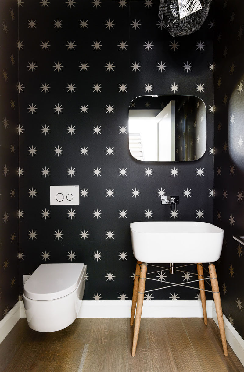  В этой современной комнате черно-белые обои покрывают стены, создавая забавный и неожиданный вид. # МаленькаяВанная # ВаннаяДизайн 