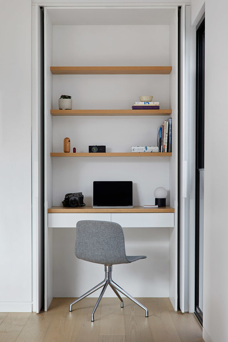 Идеи для домашнего офиса - в этом современном доме есть небольшой домашний офис с деревянными стеллажами, который спрятан в шкафу. #HomeOffice #SmallHomeOffice