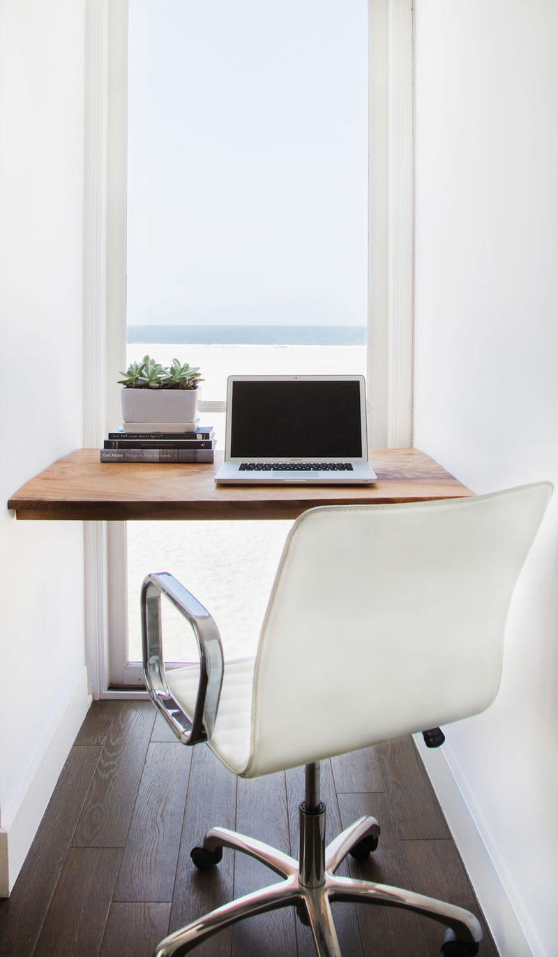10 идей для небольшого домашнего офиса - ниша с прекрасным видом - идеальное место для создания домашнего офиса. Вы получите вдохновляющие виды и много естественного света. #HomeOffice #SmallHomeOffice #SmallDesk #InteriorDesign
