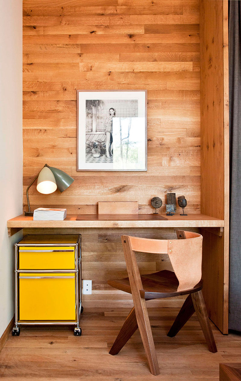 10 идей для небольшого домашнего офиса. Деревянные панели, выстилающие стену этой ниши, обозначают офисное пространство, а желтый мини-шкаф для папок добавляет забавные цвета, оживляя угол. #HomeOffice #SmallHomeOffice #SmallDesk #InteriorDesign