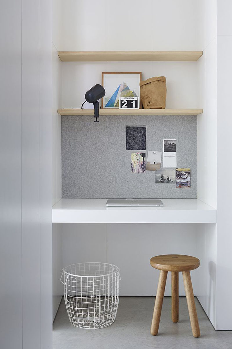 10 идей для небольшого домашнего офиса - Выстелите часть стены ниши поверхностью, к которой вы можете прикрепить предметы, например, доску объявлений или магнитную доску, дает вам место для приклеивания фотографий, заметок и напоминаний, чтобы вы всегда черпал вдохновение во время работы. #HomeOffice #SmallHomeOffice #SmallDesk #InteriorDesign
