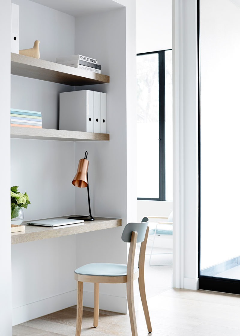 10 идей для домашнего офиса: простой декор и яркое пространство помогут вашему маленькому офису чувствовать себя более управляемым и превратят его в место, где вы с нетерпением ждете возможности проводить время. #HomeOffice #SmallHomeOffice #SmallDesk #InteriorDesign