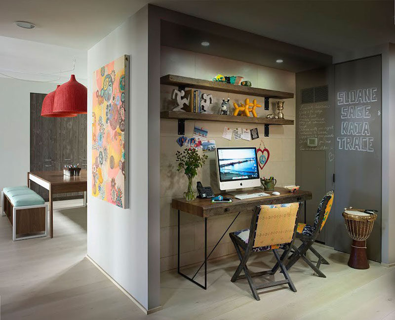 10 идей небольшого домашнего офиса - этот семейный домашний офис спрятан в стене рядом с кухней. Две полки и соответствующий стол обеспечивают много места для хранения вещей, а стена с классной доской - отличное место, где можно оставить сообщения для остальной семьи. #HomeOffice #SmallHomeOffice #SmallDesk #InteriorDesign