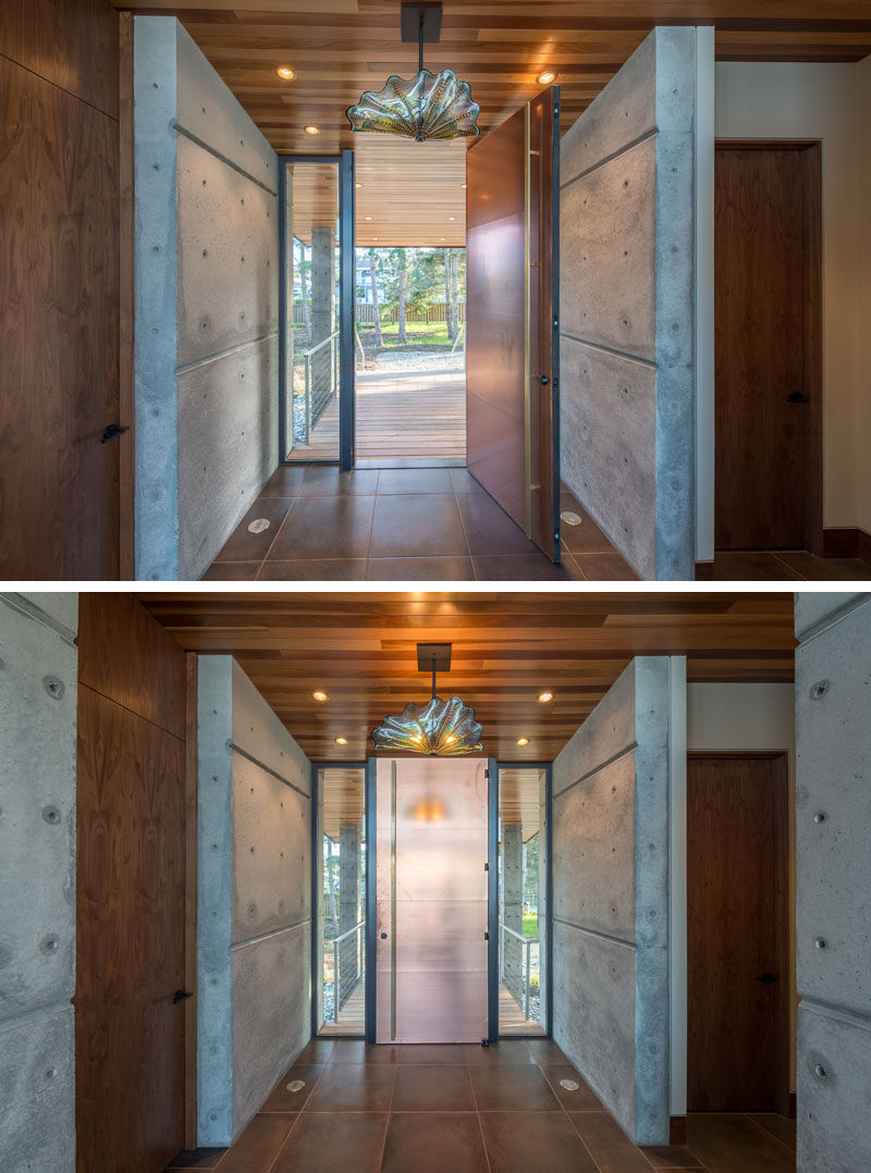  Высокая металлическая входная дверь приветствует посетителей этой пляжной студии. # Передняя дверь # ИнтерьерДизайн 