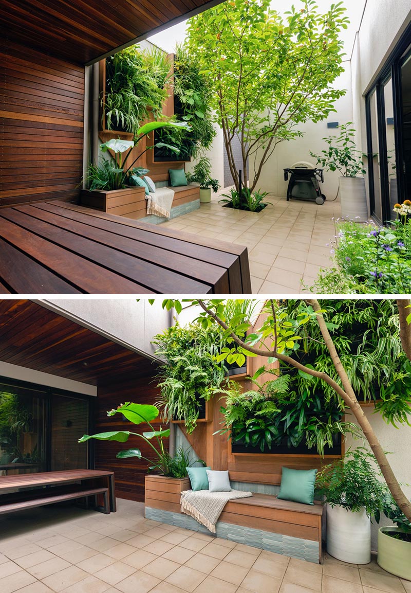Главная особенность небольшого дворика - изготовленная по индивидуальному проекту стена из растений со встроенной скамейкой. Вертикальная стена из растений обрамлена зеленью, а рядом со скамейкой стоит кашпо, которое в сочетании с подушками также действует как небольшая спинка. #SmallCourtyard #SmallOutdoorSpace #PlantWall #VerticaPlantWall #GreenWall #BuiltInBench # Озеленение # Ландшафтный дизайн