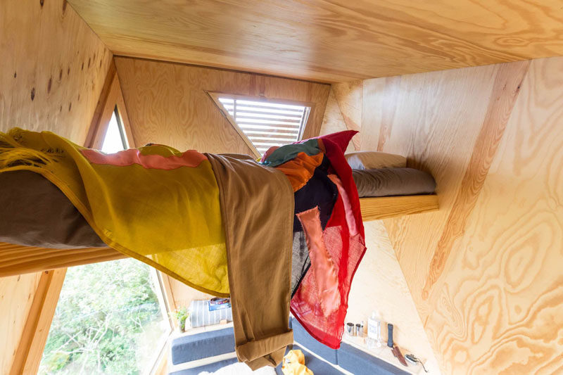  В этой крошечной каюте есть спальный лофт, расположенный между наклонными стенами. # Спальный чердак #TinyCabin 