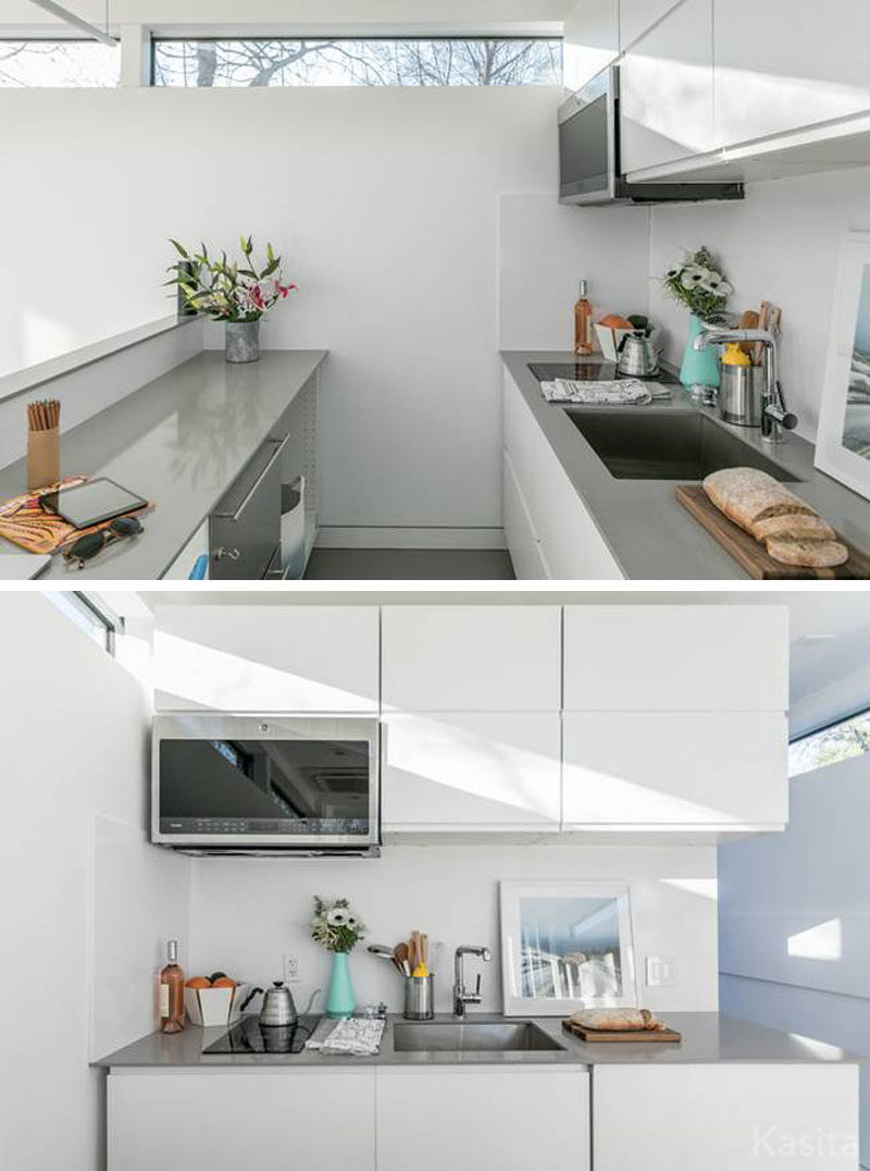 Эта небольшая бело-серая кухня оснащена индукционной плитой с двумя конфорками и конвекционной микроволновой печью, а также дополнительным местом для хранения вещей и двумя рабочими местами. #TinyHouse #TinyHome # Архитектура #SmallLiving # ModernTinyHouse #SmallHouse #TInyHouseKitchen