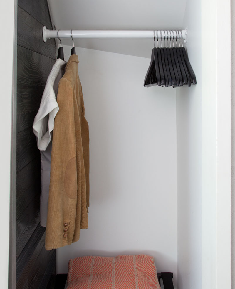 В этой маленькой спальне есть простой, но эффективный открытый шкаф для одежды. #OpenCloset 