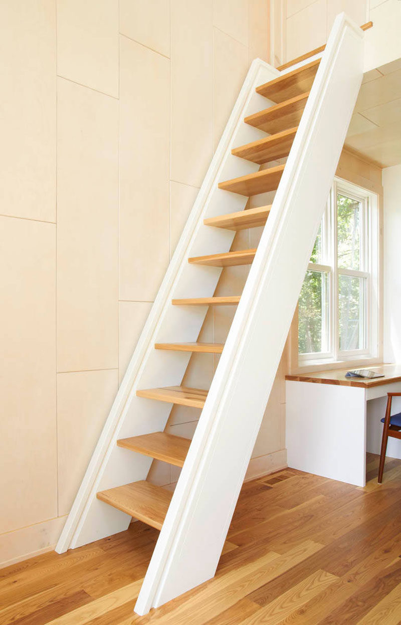13 идей дизайна лестницы для небольших помещений // Супервертикальная лестница, подобная этой, освобождает пространство вокруг лестницы, но кажется более прочной, чем полностью вертикальная лестница.
