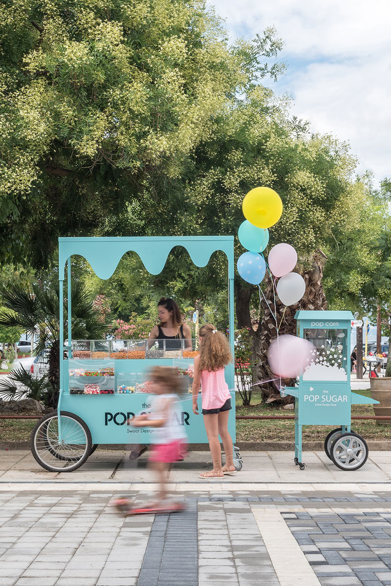 В этой современной уличной тележке продаются сладости и попкорн. #StreetCart # Дизайн