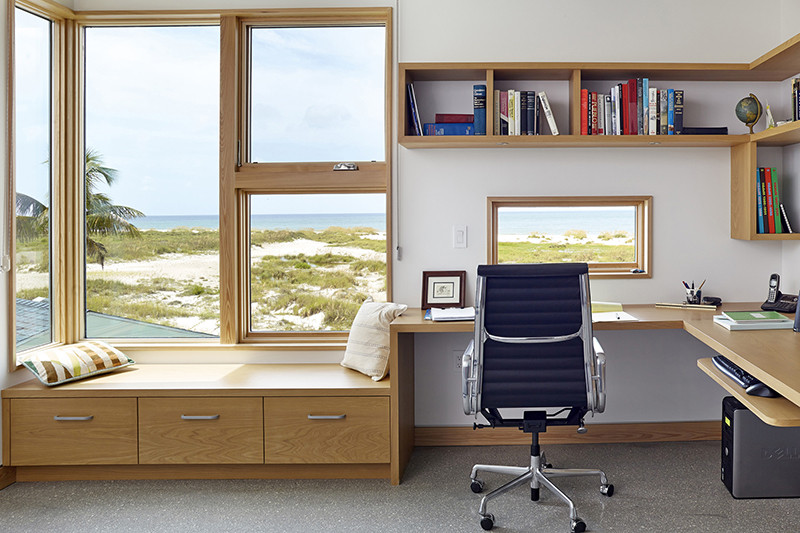 У рабочих столов в этом доме есть маленькие окна, чтобы отвлекать вас видом на пляж 