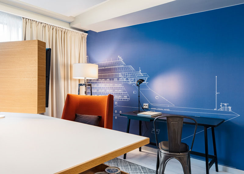 Идеи дизайна гостиничных номеров для использования в собственной спальне // Включите небольшой письменный стол.