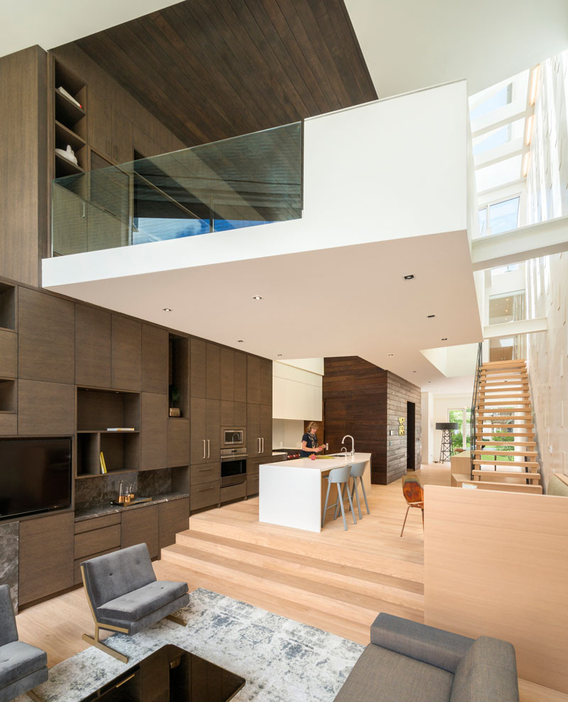 Этот дом в Торонто, Канада, имеет двухуровневый главный этаж. 