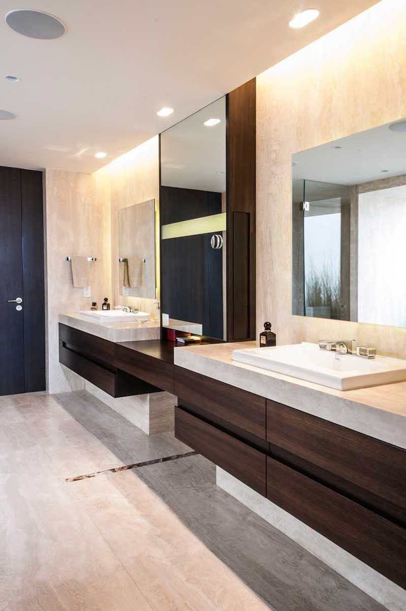 5 идей зеркал для ванной комнаты для двойного тщеславия // Квадратные зеркала добавляют геометрический вид ванной и дают каждому человеку свое собственное пространство.