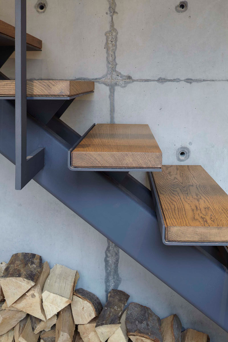 Идея дизайна лестницы - эти деревянные и стальные лестницы, которые можно увидеть в отреставрированном доме, используя переработанную древесину из исходного пространства для ступеней лестницы, а дерево и сталь сохраняют индустриальный вид дома 