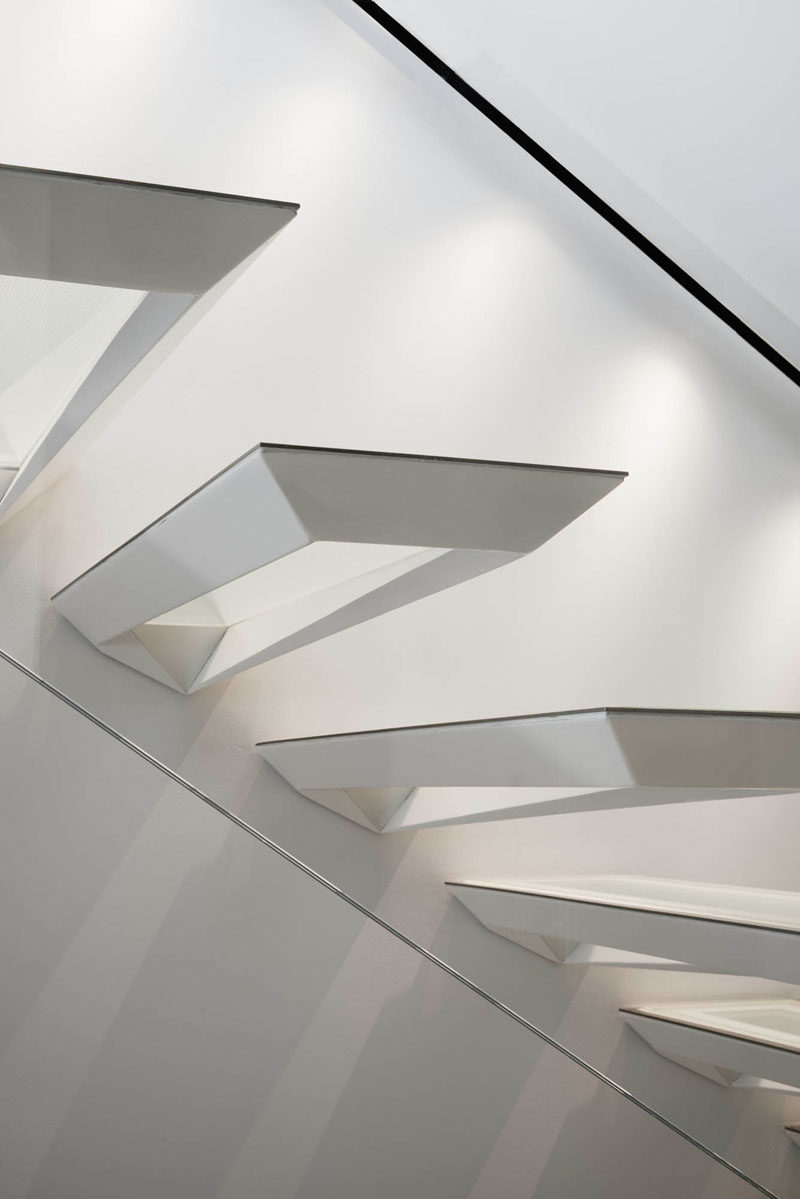 Идея современного дизайна лестницы - эти лестницы были вдохновлены японской форма складывания бумаги. 
